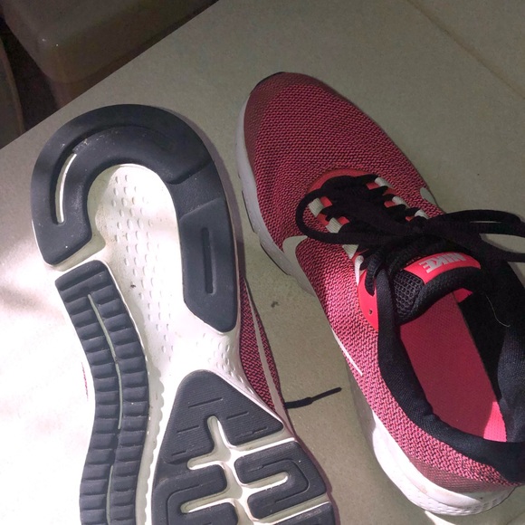 Nike women’s 9.5, fly knit running shoes - Picture 6 of 6